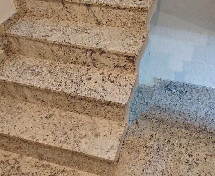 Escada em Marmore / Granito