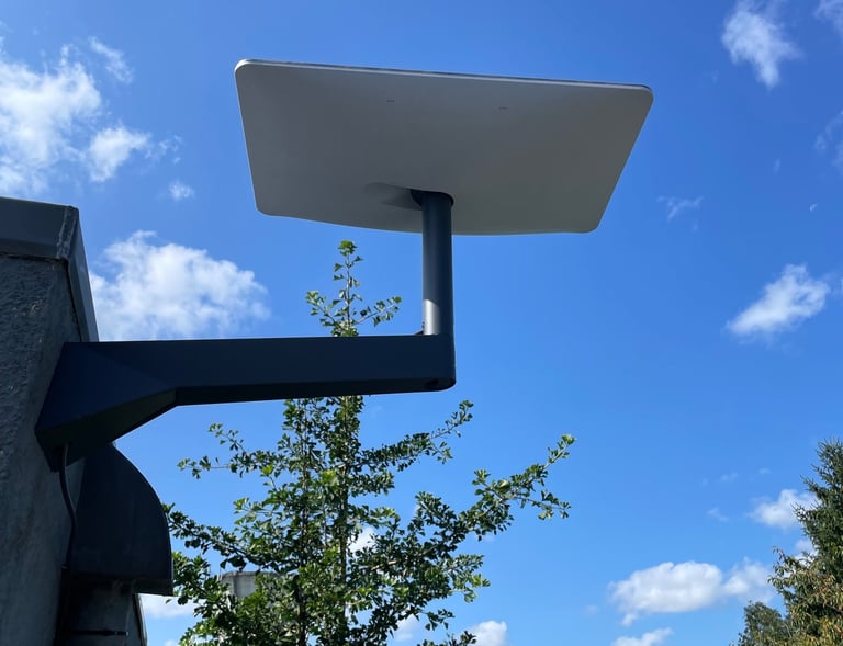 Antenne Starlink 3 génération sur un pied en L au mur