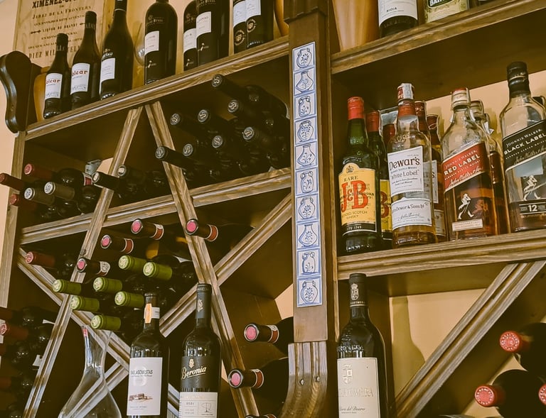 Zona de vinoteca y bebidas del Bar Las Tinajas Huelva, mostrando parte de la historia del Bar Las Tinajas Huelva.