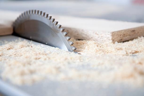 Scie circulaire Shelfi – atelier menuiserie – lame acier – découpe de panneaux bois