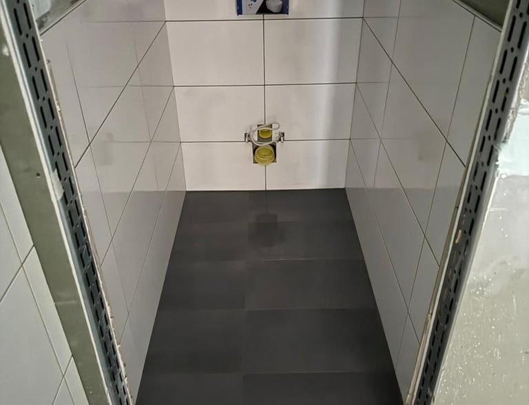 Teilweise gefliester WC-Vorwandeinbau in Vorbereitung auf Sanitärinstallation im Innenausbau