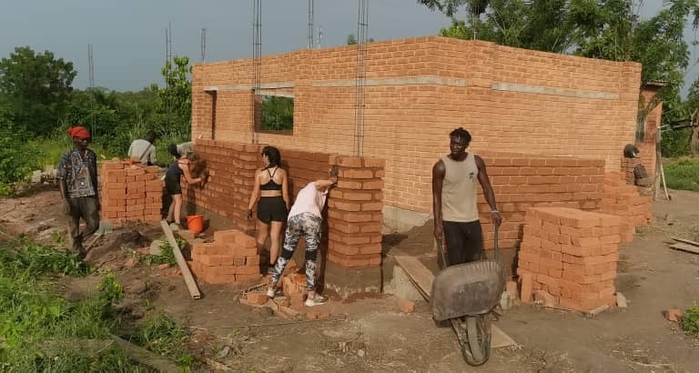 Projet de construction de cantine scolaire en terre cuite.