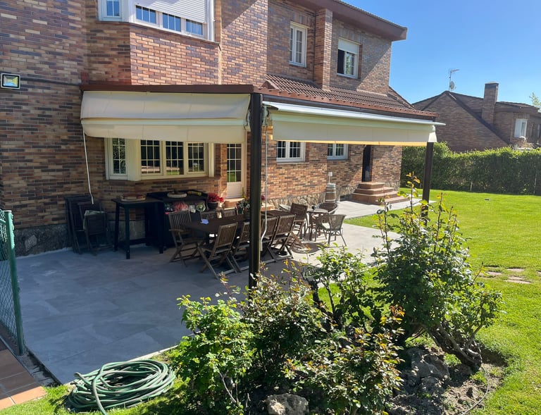 Toldo extensible para chalet con cortinas laterales