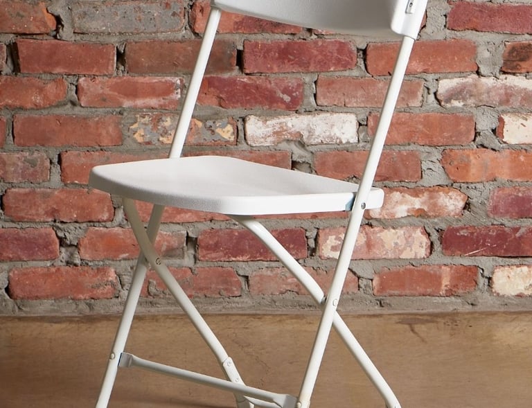 Silla blanca plegable