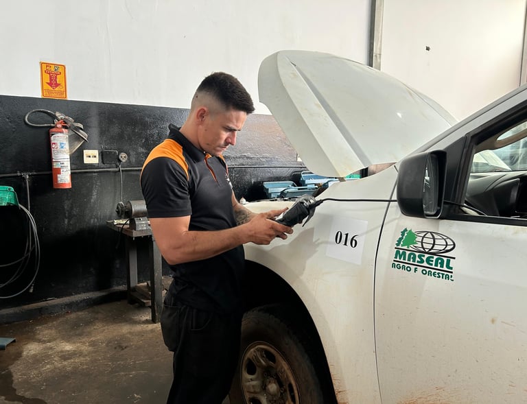Mecânico buscando falhas e erros com scanner no veículo