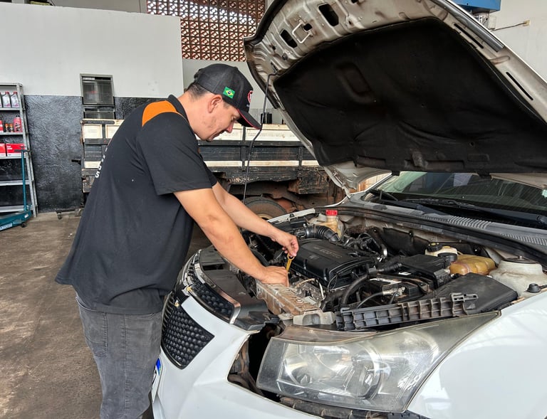 Mecânico fazendo manutenção do veículo