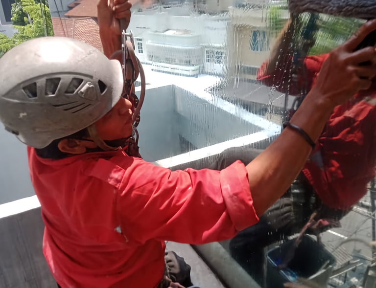 Jasa Bersih Kaca Gedung