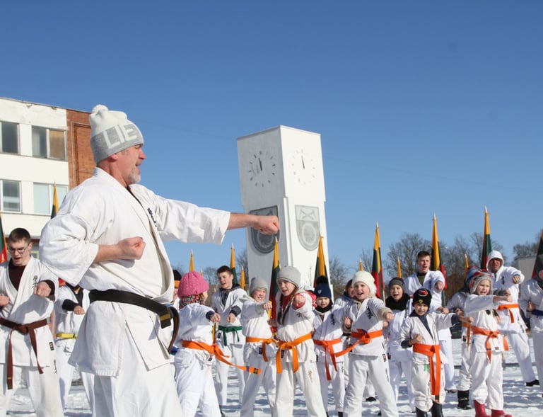 Shihan Vladimiras Silvaško su mokiniais atlieka smūgius Lietuvos nepriklausomybės 100-čiui paminėti