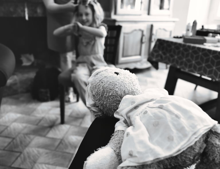 <img src="photos/mariage.jpg" alt="Enfant à la préparation du mariage"