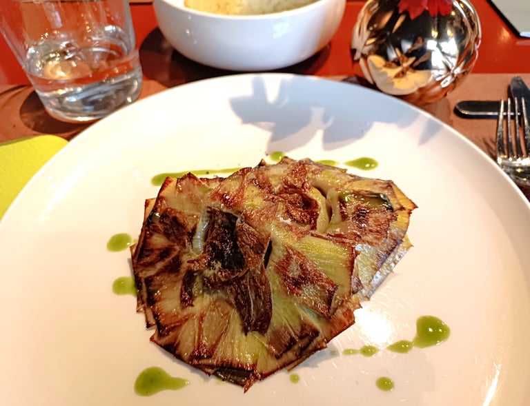 Carciofo arrostito della cucina di Pa.Lato Milano, presentazione essenziale ed elegante