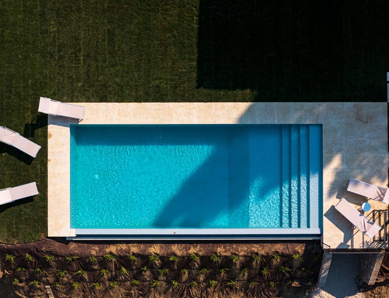 Vue aérienne de la piscine privée de Villa Violetta au Domaine Cesarini, Ombrie-Toscane