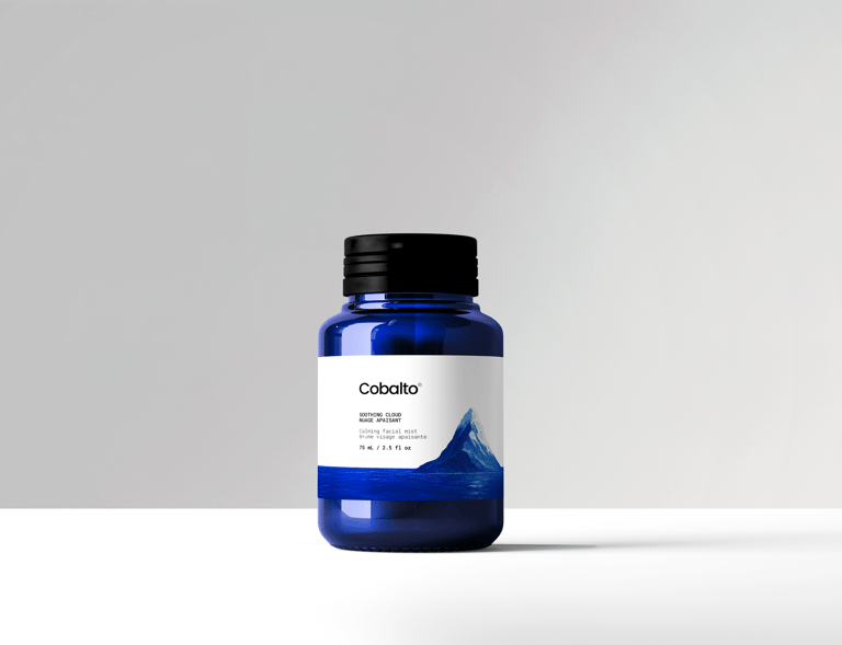 Frasco azul da marca Cobalto sobre fundo branco minimalista, com rótulo limpo e visual sofisticado,