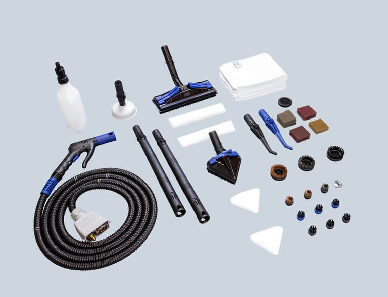 Pełny zestaw akcesoriów EV Atlas, zawierający wąż, szczotki przemysłowe z włókna szklanego, dysze i ściereczkę z mikrofibry.