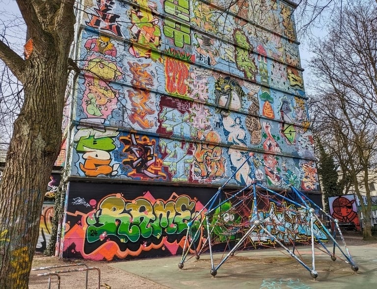 Graffiti bunker in Schanzenviertel Hamburg on street art tour, Graffiti Bunker im Schanzenviertel beim alternativen Rundgang