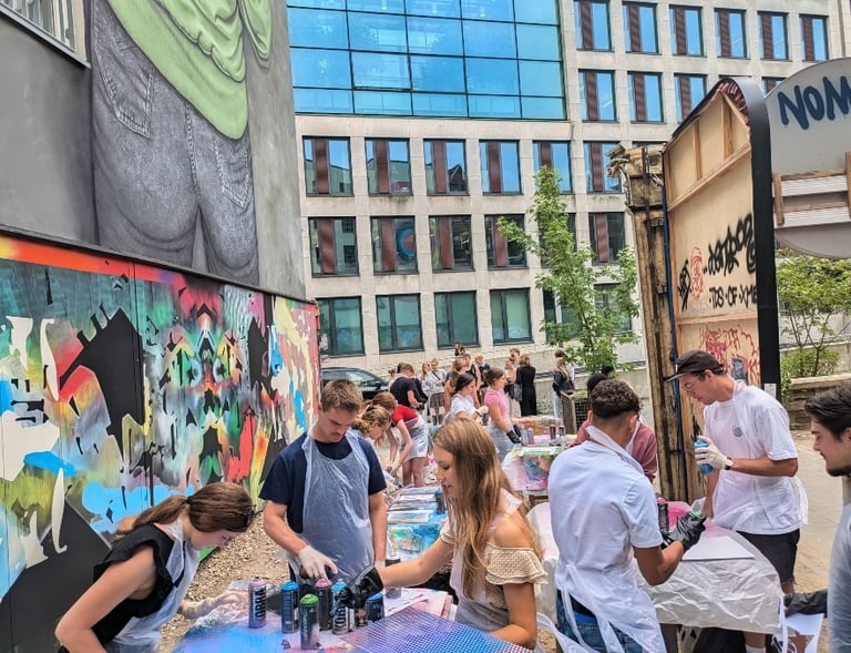 School group graffiti workshop in Hamburg with students painting, Schulklasse beim Street Art Workshop mit Graffiti