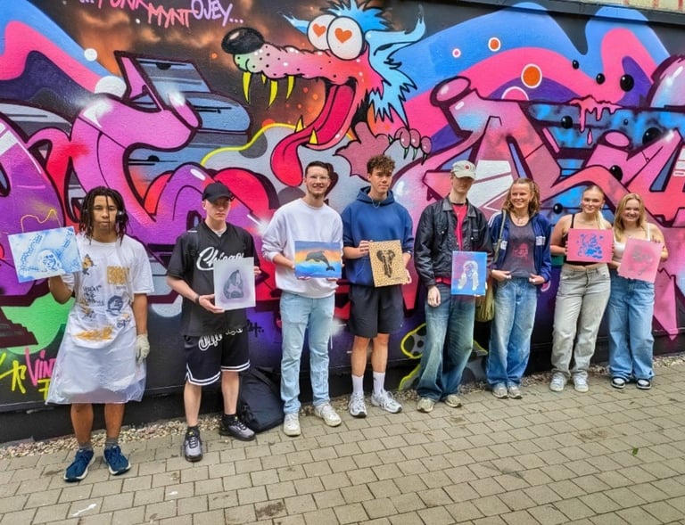 Students holding artwork after graffiti workshop in Hamburg, Schüler zeigen ihre Kunst nach Street Art Workshop mit Graffiti