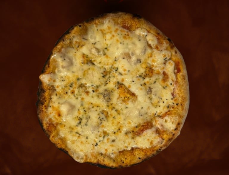 Pizza Três Queijos artesanal, sabor intenso, Pizzaria Caraíva no Prior Velho