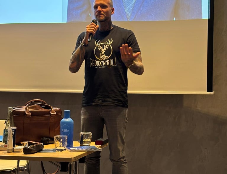 seamusthefreenomad speaking on stage