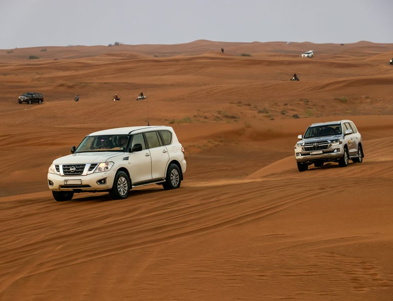 Acampamento de luxo no Deserto do Saara, jantar tradicional marroquino à noite.