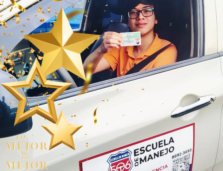 hombre joven con licencia en mano