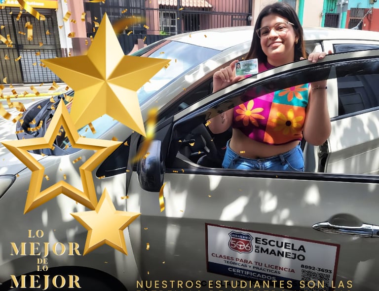 mujer joven con licencia en mano