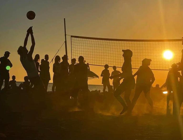 Volley ball sur la plage au coucher du soleil - île de Lesbos - Grèce