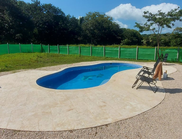 Piscina de forma irregular en playa Sámara Costa Rica, vitrocerámica color celeste niebla