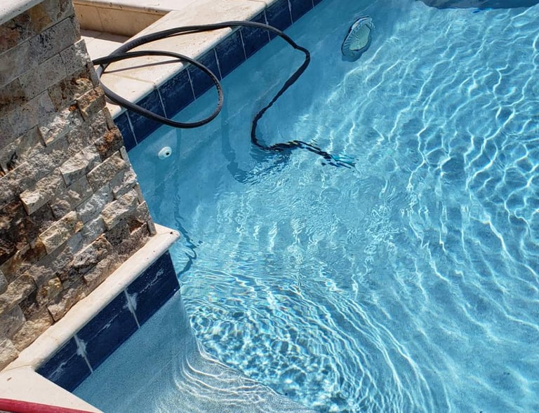 Boerne Texas 78006 swimming pool cleaning company 