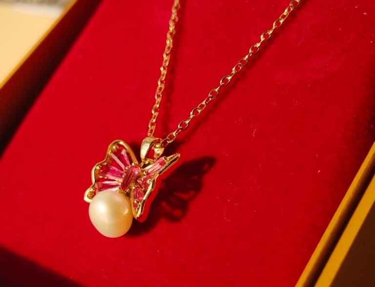 Elegant stainless steel chain pendent by Amira Jewels