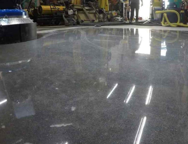 Traitement béton, ponçage et résines décoratives - solutions DG Services pour sols industriels & des