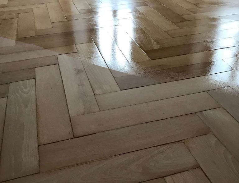 Ponçage de parquet par DG Services - rénovation professionnelle pour sols en bois en Suisse romande