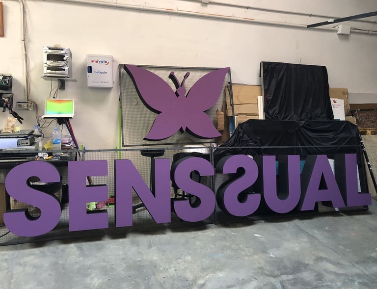 letras en volumen de discoteca en Ibiza, letrero, rótulo, branding