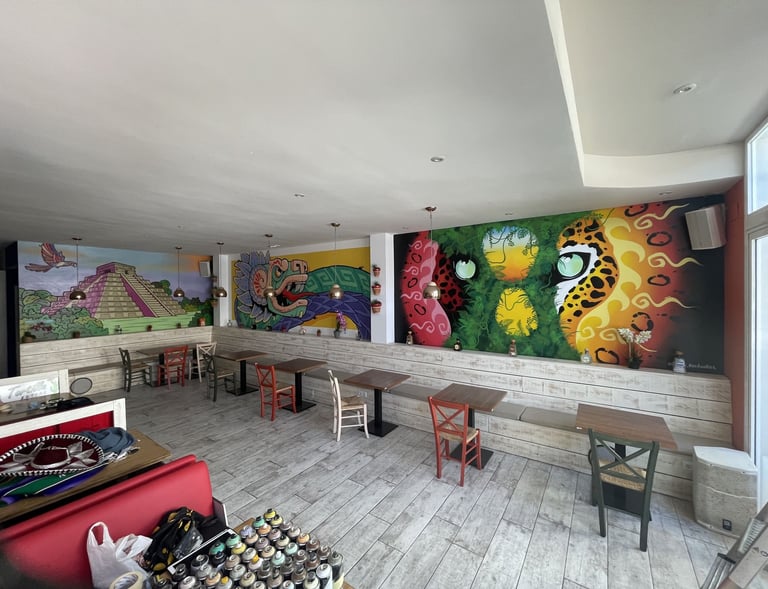 Varios murales en un restaurante mexicano. coloridos.