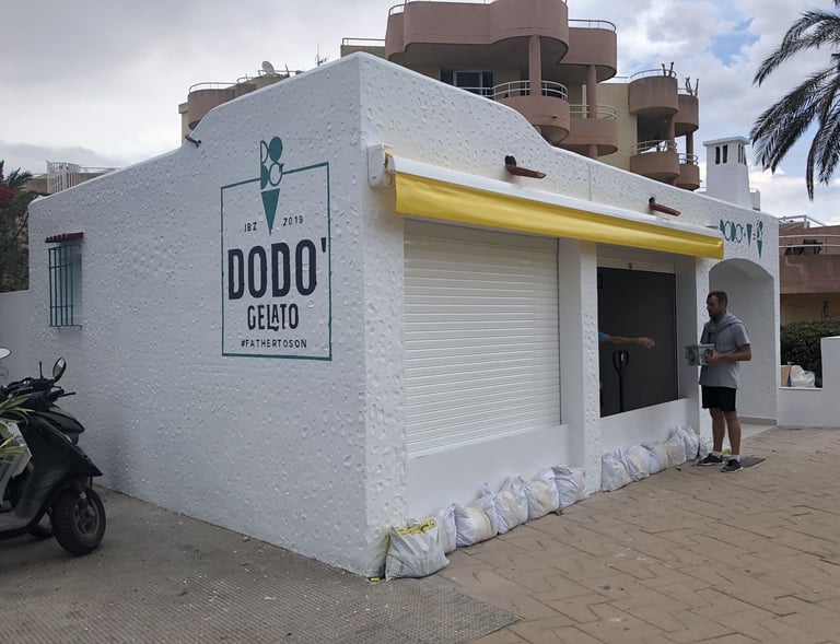 Logotipo y lettering en una heladería de Ibiza