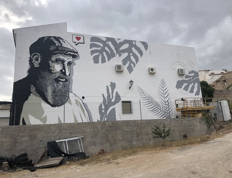 Mural en gran escala de un anciano. Mural para evento de arte urbano