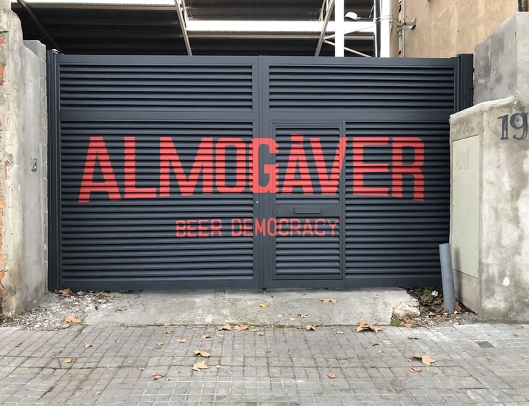 marca y logotipo pintado en una puerta de entrada a la empresa.