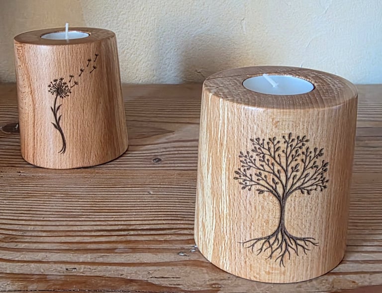 Bougeoirs en bois faits à la main avec motifs gravés représentant des pissenlits et l'arbre de vie.