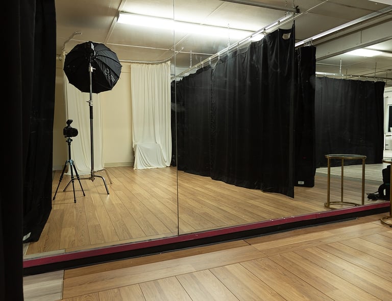 a mirror reflecting a mirror in a room