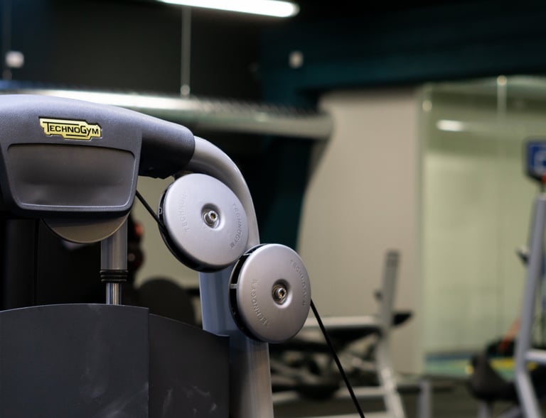 Dettaglio di un macchinario Technogym nella palestra Move 2 Grow a Milano, progettato per allenamenti di forza e fitness.