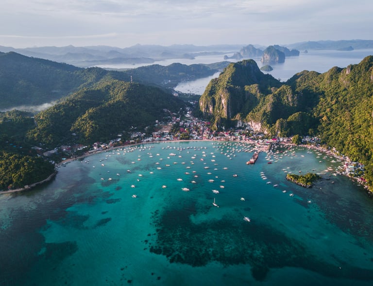  El nido bay with boats and mountains