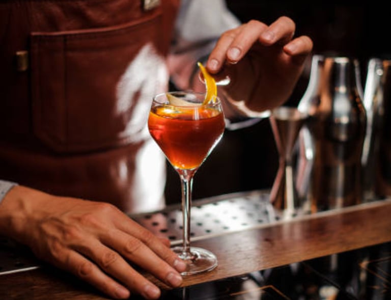 Barmen déposant la touche final sur cocktail