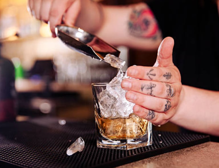 barmen mettant glace dans verre