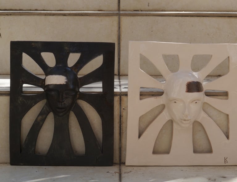 Bu ikili çalışma, İnsan yüzünü İZ’in en kalıcı sembolü olarak merkezine alır. 