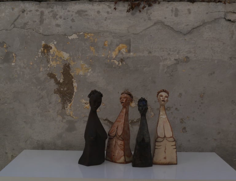 Bu seride ki heykeller uzun boyunları, maskeyi andıran yüz ifadeleri, köşeli gövdeleri ile edilgen b