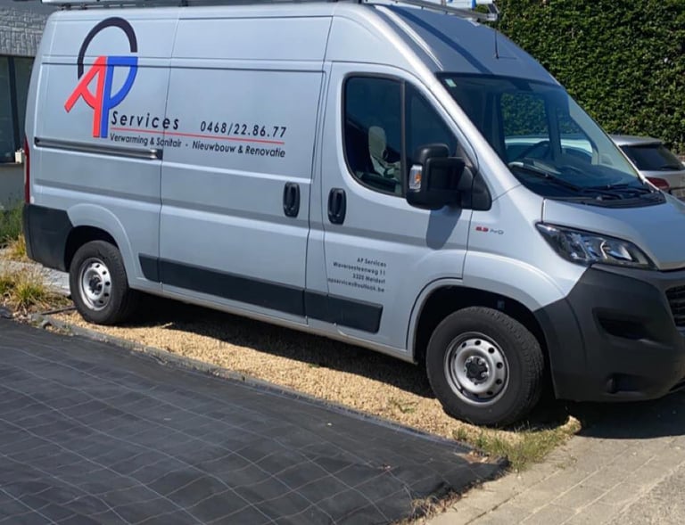 Bestelwagen van AP Services, specialist in verwarming en sanitair in de regio Leuven