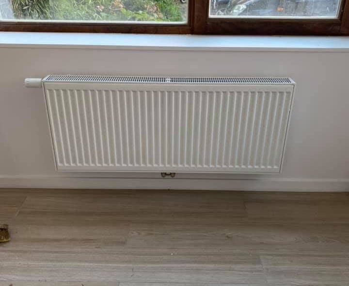 Radiator onder raam geplaatst voor optimale warmteverdeling in woning in regio Tienen