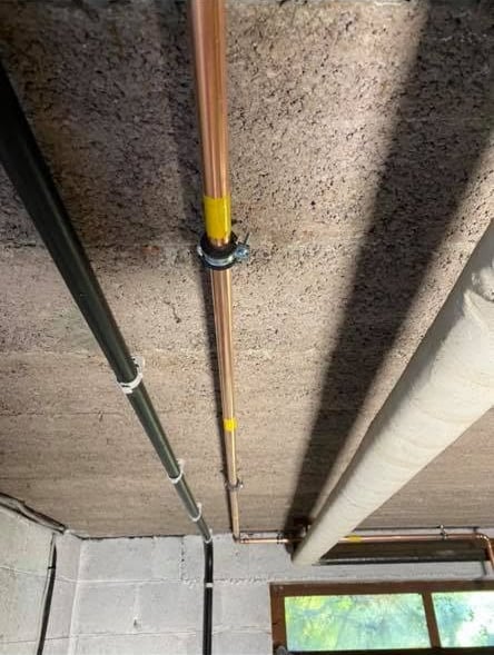 Professioneel aangelegde verwarmingsleidingen tijdens installatie door AP Services in Vlaams-Brabant