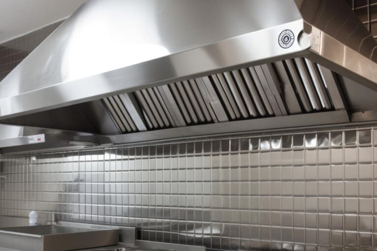 campana extractora en acero inoxidable instalada en restaurante