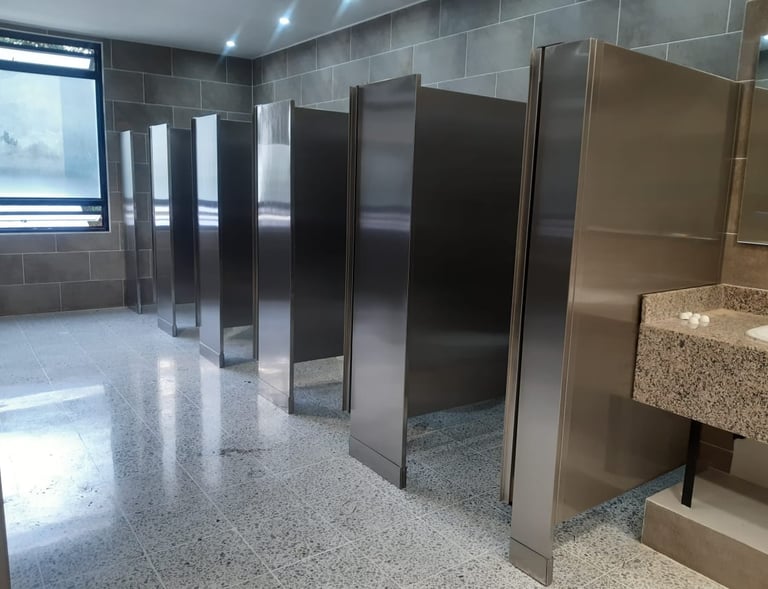 divisores de baño en acero inoxidable - bañoaño publico