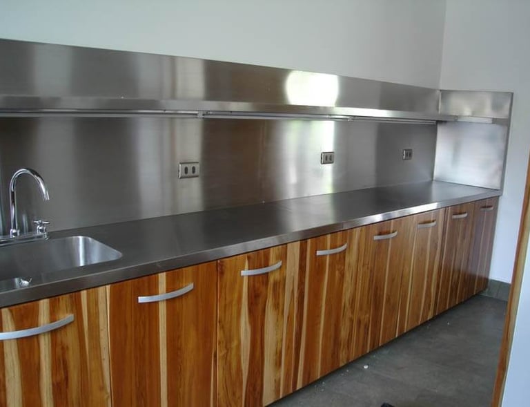 cubierta en acero inoxidable y mueble en madera , repisa con pieamigo